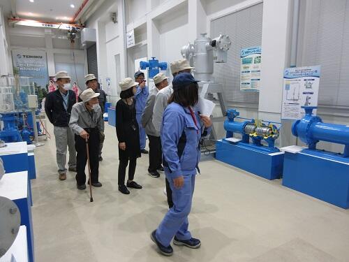 株主工場見学会で株主の皆様をショールームにご案内しています