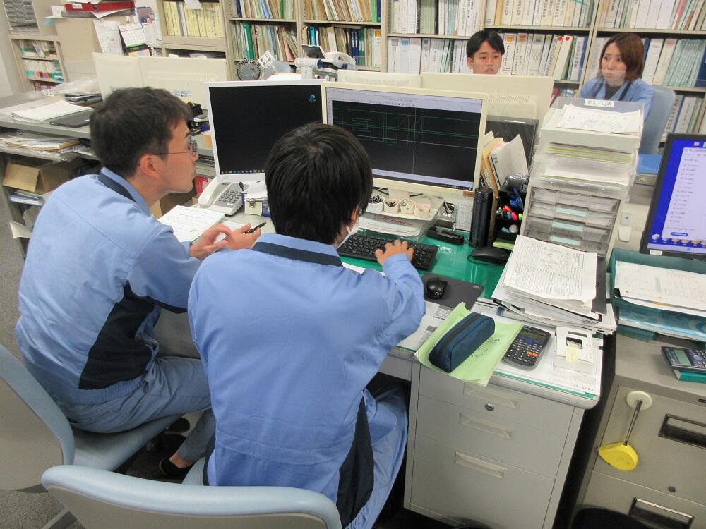 生産技術課ではCADでの図面作成を体験しました。