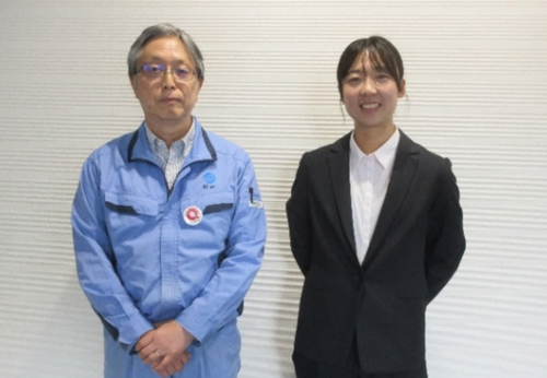 川口うららさんが当社を訪問され、村田社長と記念撮影を行いました。