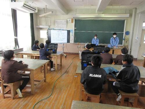 たつのワーカーズで当社総務部が小学生に仕事紹介をしています。
