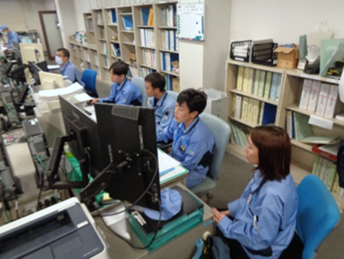 生産技術課ではCADでの図面作成を体験しました。