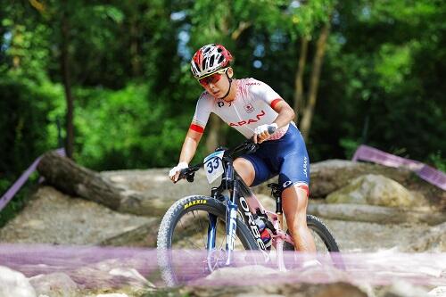 川口うららさんがクロスカントリーのコースをマウンテンバイクで走行しています。