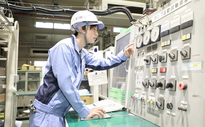 製造部組立試験課Y.T2021年入社の仕事風景